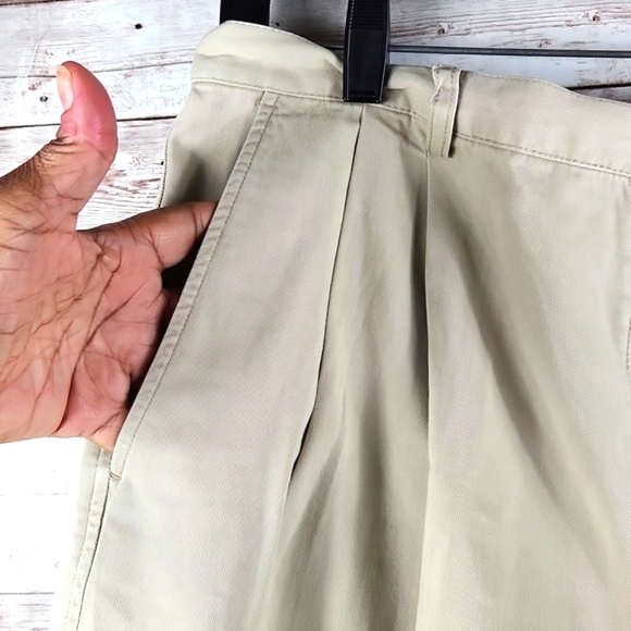 Eddie Bauer, Women's khaki shorts, great condition. No stains, cuffs, Sz 18. - Picture 3 of 8